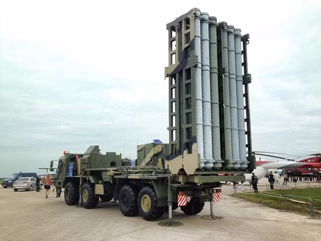 Vityaz có thể tiêu diệt các mục tiêu đường không như máy bay cánh cố định, trực thăng, UAV, vũ khí dẫn đường công nghệ cao. Hệ thống có phạm vi tác chiến lên đến 120 km, độ cao từ 10-30.000 m. Nguồn Ảnh: Army Recognition.