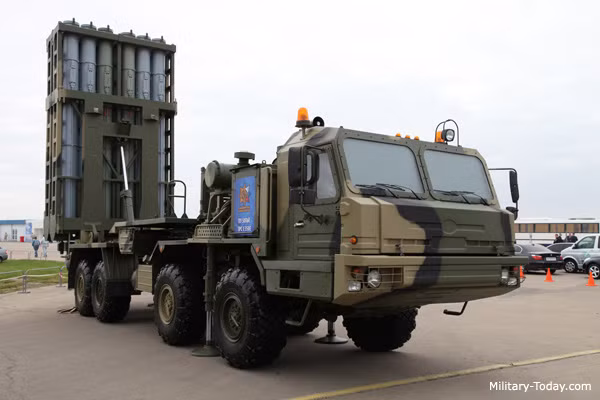 Andrei Frolov, chuyên gia quân sự Nga nhận xét, khách hàng tiềm năng của S-350E hiện tại bao gồm Việt Nam, Algeria, Ấn Độ và các nước Trung Đông khác, cung cấp giải pháp tối ưu trong khi chưa thể mua các tổ hợp phòng không tối tân hơn như S-400. Nguồn ảnh: Military Today.
