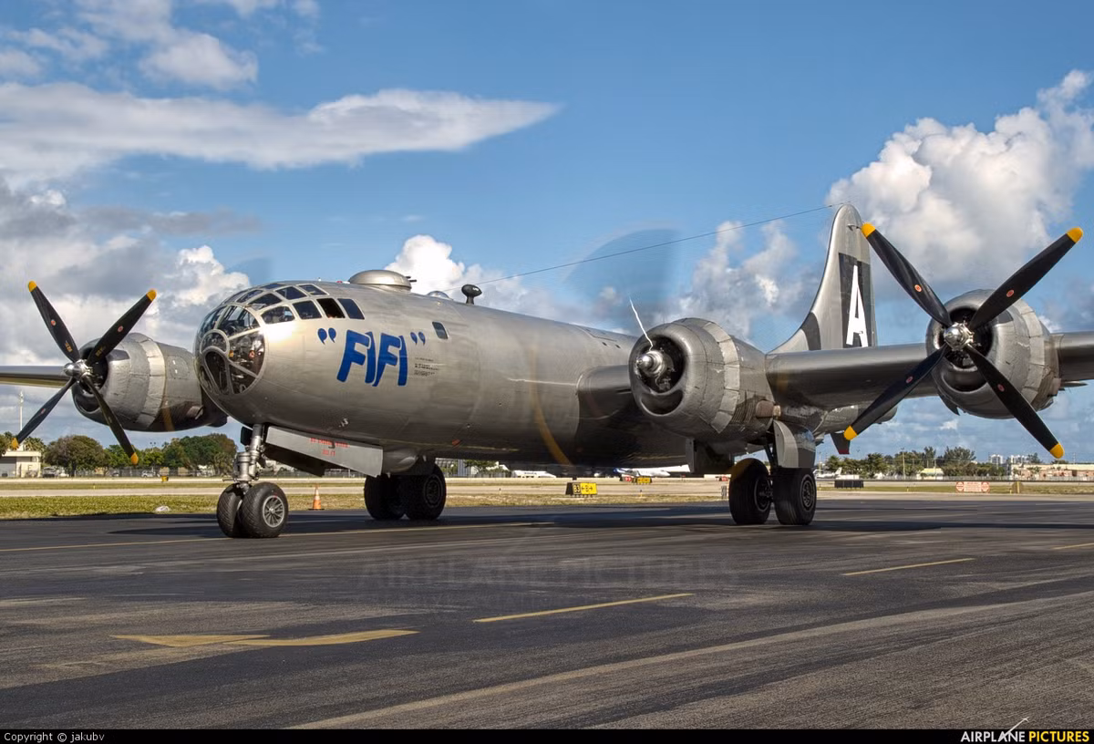 Được đưa vào phục vụ từ tháng 5/1944, máy bay ném bom B-29 nhanh chóng thế chỗ B-17 để trở thành "thần tượng" của Không lực Lục quân Mỹ. Chỉ trong giai đoạn từ 1943-1946, 3.970 chiếc đã được chế tạo khẩn trương cho Không quân Mỹ sử dụng trong các chiến dịch không kích ở Thái Bình Dương. Nguồn ảnh: Airplane Picture