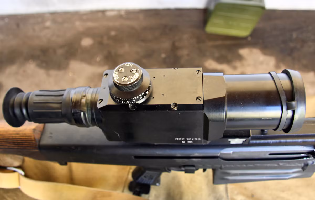 Trong hình là ống ngắm quang học trên súng bắn tỉa hạng nặng cỡ nòng OSV-96. Nguồn ảnh: zh.wikipedia