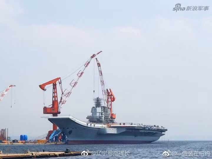 Nếu không để ý kỷ phần tháp chỉ huy và số hiệu, rất nhiều người có thể nhầm đây là tàu sân bay Liêu Ninh. Ảnh: Sina.