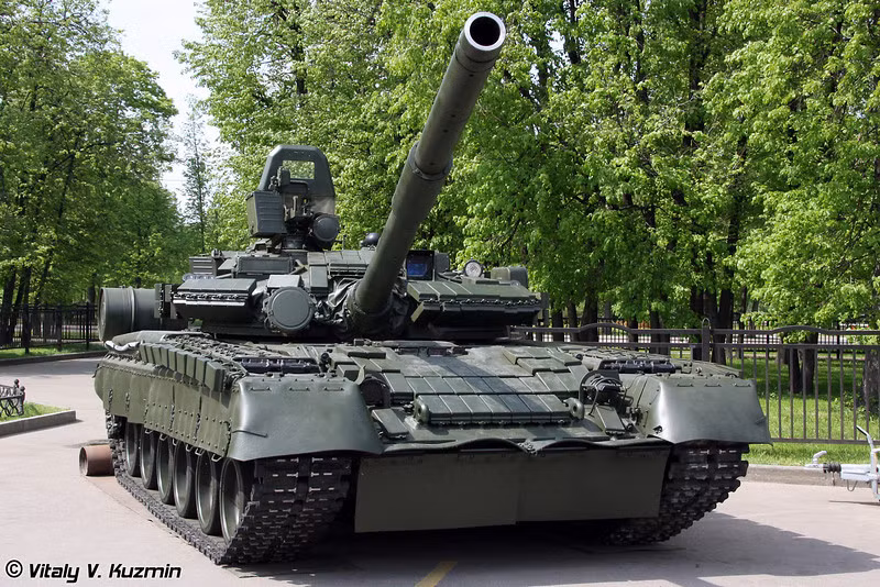 T-80BV vẫn sử dụng pháo chính 2A46 125 mm có khả năng phóng tên lửa chống tăng qua nòng pháo. Pháo 2A46 kết hợp với hệ thống điều khiển hỏa lực mới cho phép bắn chính xác ngay phát đạn đầu tiên. Ảnh: Vitaly V.Kuzmin.