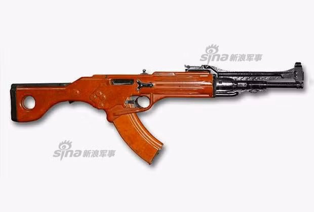 Tuy nhiên, do cái bóng của khẩu súng trường tiến công AK-47 quá lớn nên các thiết kế thời gian này đều mang một nét gì đấy khá "hao hao" so với khẩu súng trường huyền thoại của người Liên Xô. Nguồn ảnh: Sina.