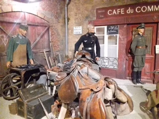 Thay vì những hiện vật được bày la liệt trong tủ kính, bảo tàng chiến thắng Normandy trưng bày các hiện vật một cách sống động nhờ vào các người nộm và khung cảnh nước Pháp năm 1944 được tái hiện lại y như thật. Nguồn ảnh: Warhistory.