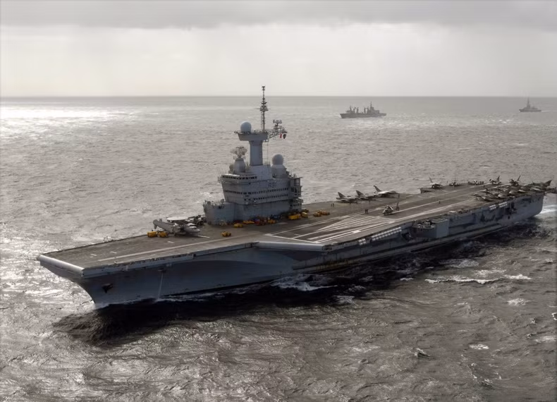 Tàu sân bay Charles de Gaulle của Pháp là chiếc tàu sân bay hạt nhân duy nhất trên thế giới hiện nay không mang quốc tịch Mỹ. Được hạ thủy từ năm 1994, tàu có độ giãn nước 42.000 tấn và chính thức được nhập biên Hải quân Pháp từ năm 2001. Nguồn ảnh: Wiki.