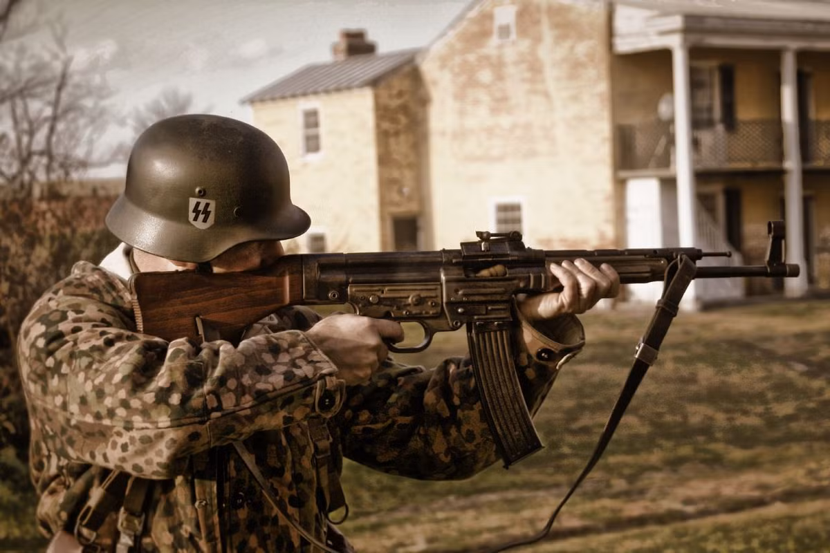 StG-44 tên đầu đủ tiếng Đức là Sturmgewehr 44, phiên âm tiếng Anh là "assault rifle 44" - súng trường tấn công 44. Nguồn ảnh: Giant Bomb