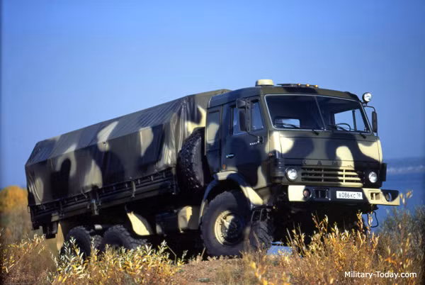 7. KamAZ-5350, Nga. Đây là phiên bản nâng cấp từ KamAZ-4310. Xe được sản xuất từ năm 2003. Thiết kế của xe không thay đổi nhiều so với phiên bản cũ cho thấy tính hữu dụng rất cao của xe. KamAZ-5350 cùng với Ural-4230 là 2 ngựa thồ quân sự chủ lực của quân đội Nga. Ảnh: Military Today