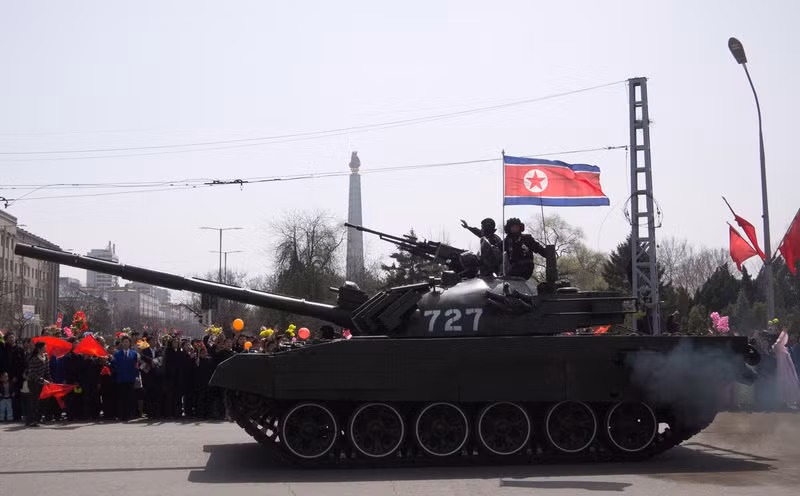 Trong đó, nổi bật lên là xe tăng P'okp'ung-ho hay còn gọi là Bão Phong Hổ - là loại xe tăng mới nhất và hiện đại nhất hiện nay của Lục quân Triều Tiên. Những phiên bản đầu tiên được nghiên cứu và phát triển cuối thập niên 1980. Nguồn ảnh: Reddit