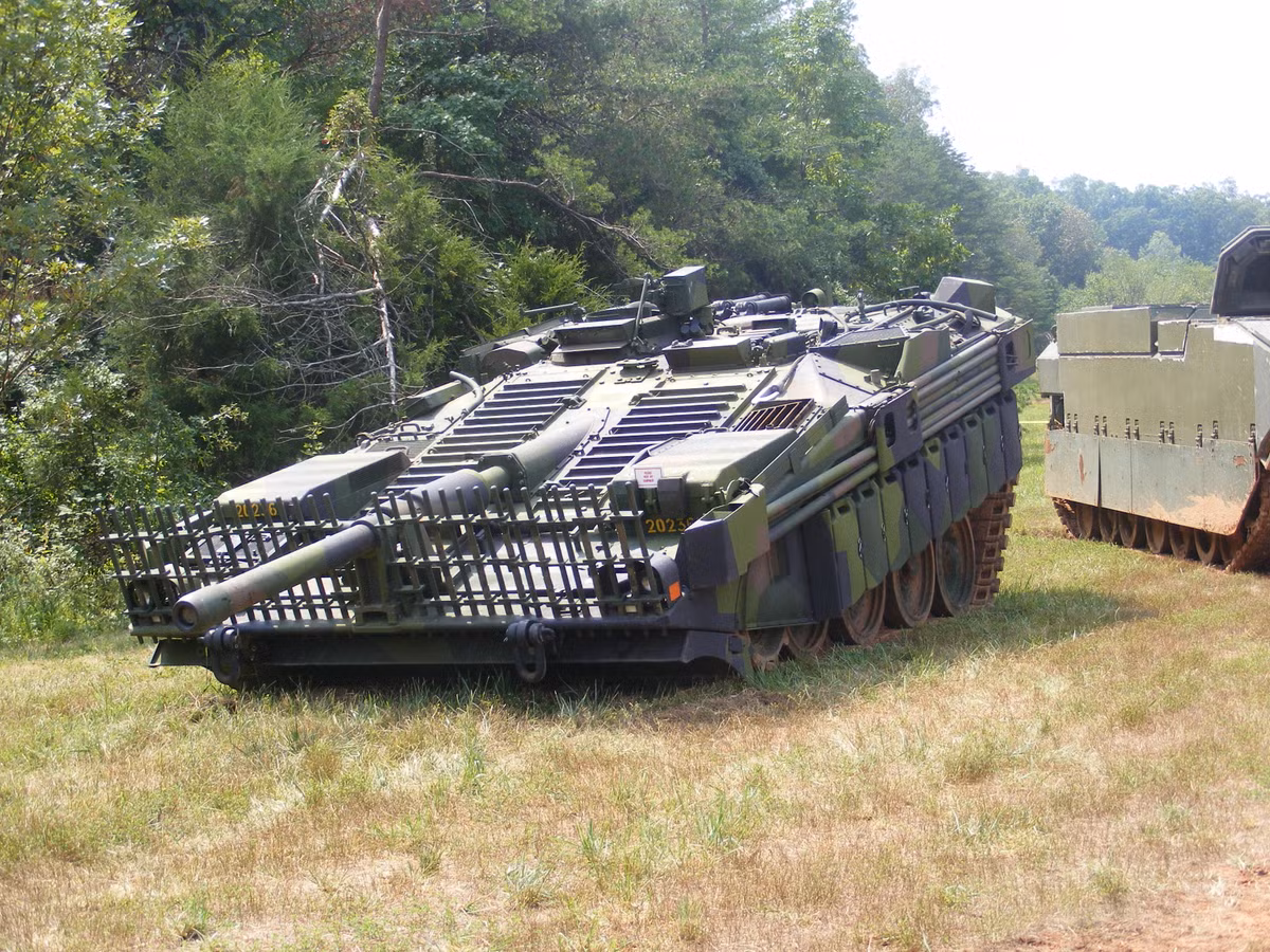 Stridsvagn 103 được lắp pháo chính 105 mm, cùng hệ thống nạp đạn tự động. Do không có tháp pháo nên góc nâng, hạ nòng súng được điều chỉnh thông qua hệ thống treo đặc biệt. Ảnh: Arms Expo
