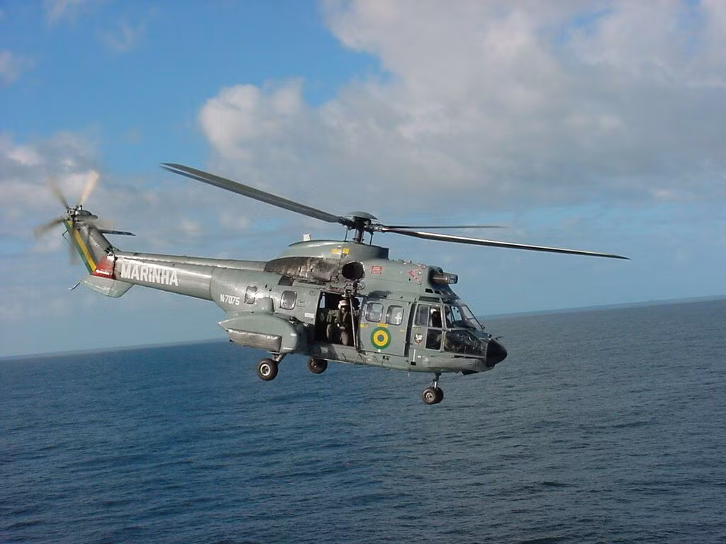 Ứng viên khác là trực thăng đa năng AS332 Super Puma, một sản phẩm khác của Airbus Helicopters. Trực thăng này được tối ưu hóa cho các hoạt động trên biển. Ảnh: Defenceindustrydaily.