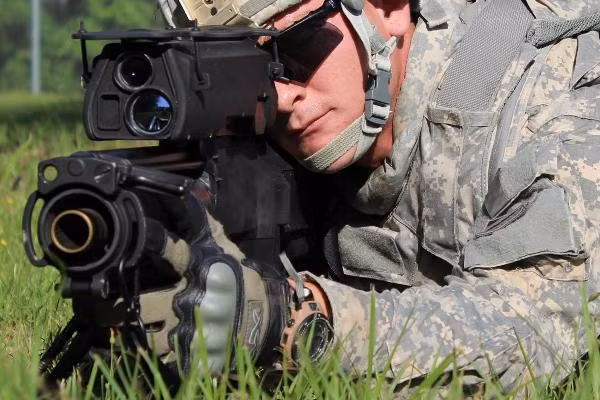 Với thiết kế dạng bullpup với băng đạn phía sau, khe hất vỏ đạn được thiết kế cả hai phía giúp cho xạ thủ thuận tay trái hay tai phải đều có thể dễ dàng sử dụng. Nguồn ảnh: Military