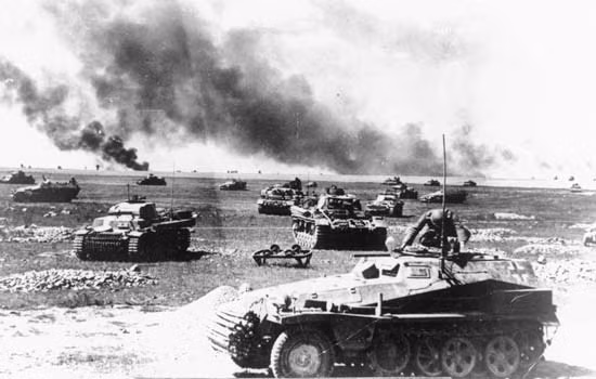 Bắt đầu từ sáng sớm ngày 22/6/1941, Đức quốc xã xâm lược Liên Xô bằng cách huy động 4,5 triệu quân trên toàn tuyến biên giới. Chỉ trong tuần ngắn ngủi đầu tiên của cuộc chiến, Đức quốc xã đã tiến sâu khoảng 350 km vào trong đất Liên Xô; tiêu diệt 4000 máy bay chiến đấu; tiêu diệt, bắt giữ và làm bị thương 600.000 lính Hồng Quân. Nguồn ảnh: Theatlantic.