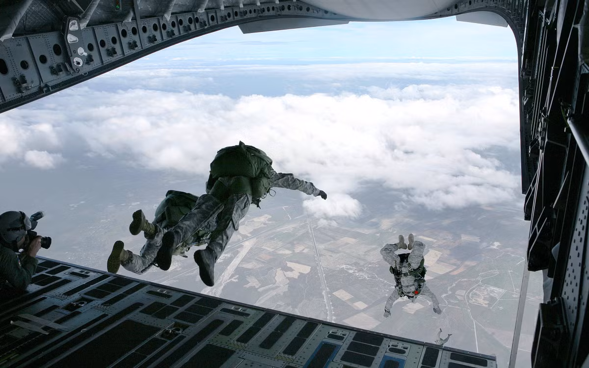 Thậm chí các nhóm biệt kích SOG của CIA ở Lào còn có thể nhảy HALO và mang theo hẳn một chiếc… xuồng cao tốc xuống đất một cách an toàn mà không hề bị phát hiện. Sau thành công đó, các sỹ quan Mỹ phát hiện ra rằng kiểu nhảy HALO không những có thể áp dụng cho người mà còn có thể sử dụng trong việc thả đồ tiếp tế. Nguồn ảnh: Operation.