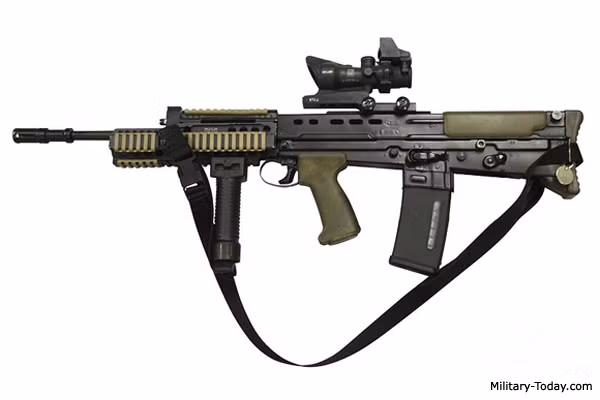 L85A2 là khẩu súng trường tiến công được thiết kế theo kiểu hiện đại với băng đạn ở phía sau tay cầm. Thiết kế kiểu này sẽ khiến cho súng có tổng chiều dài ngắn hơn so với thiết kế cũ nhưng vẫn giữ được độ dài nòng súng y nguyên so với kiểu thiết kế hộp tiếp đạn phía trước. Nguồn ảnh: Military.