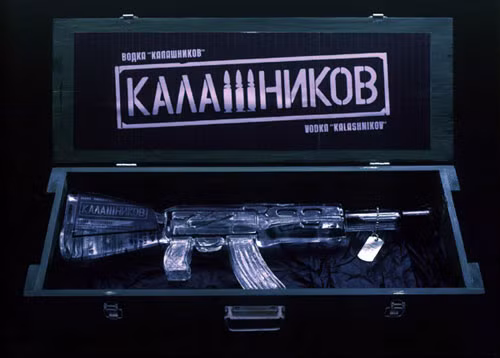 Thậm chí, hình dáng của khẩu súng AK-47 còn được sử dụng để làm chai đựng rượu, loại chai đựng rượu này được đặt bên trong một hộp đựng có hình dáng không khác gì một hộp đựng súng đích thực. Nguồn ảnh: Collateral.