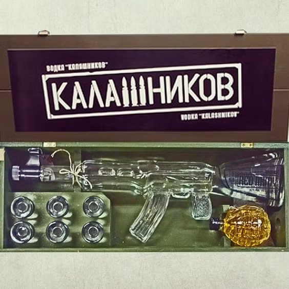 Một phiên bản khác cũng được đặt trong một hộp đựng súng bao gồm một khẩu AK-47 kèm theo 6 chiếc ly nhỏ và cả một quả... lựu đạn cũng được đựng đầy rượu. Nguồn ảnh: Pinterest.