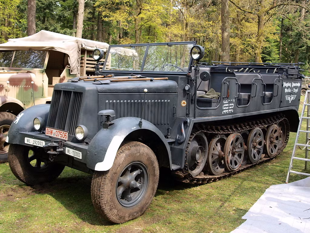 Xe nửa xích nửa lốp hạng trung Sd.Kfz.7 của Đức có nhiệm vụ vận tải binh lính, hậu cần và tải thương, phục vụ cho chiến thuật đánh nhanh tiến nhanh của Đức có giá 9.024 USD vào năm 1940. Tính theo tỷ giá hiện giờ, chiếc xe này có giá "cắt cổ" tới tận 157.000 USD. Nguồn ảnh: Knowled.