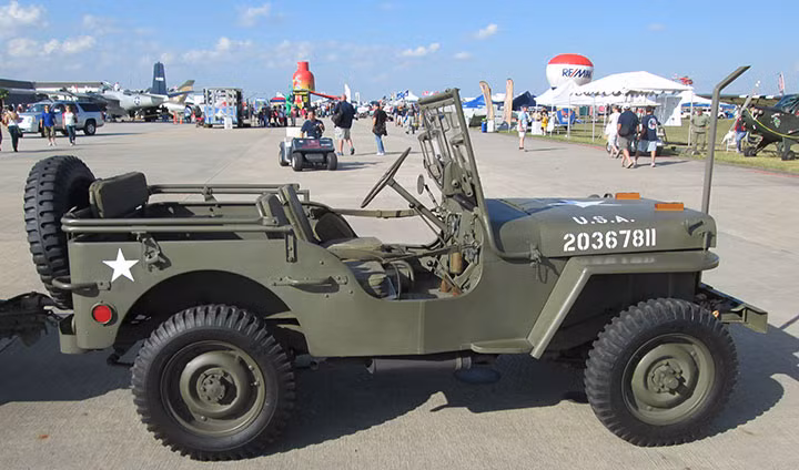 Chiếc xe Jeep phổ biến nhất trong chiến tranh thế giới thứ hai là loại Willy MB Jeep với hệ thống dẫn động bốn bánh và trọng lượng rất nhẹ, dễ vận chuyển. Những chiếc Jeep này có giá khoảng 1291 USD và 78 xu theo tỉ giá năm 1940, nếu tính theo tỷ giá của năm 2017, chiếc xe này sẽ có giá vào khoảng 22.500 USD, tương đương với giá một chiếc xe Toyota Camry. Nguồn ảnh: Knowled.