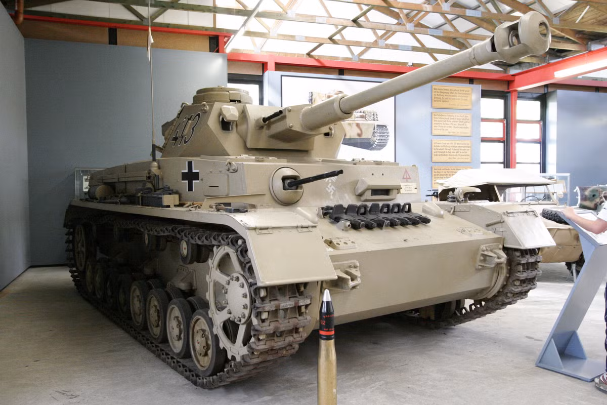 Xe tăng Panzer IV G của Đức quốc xã có giá 46.387 USD, tương đương với khoảng 810.195 USD theo tỷ giá hiện tại. Đấy là còn chưa kể, những "phụ kiện"đi kèm chiếc xe tăng như tấm che tháp pháo, che xích,... khiến chiếc xe này có thể đội giá lên cả triệu USD. Nguồn ảnh: Knowled.