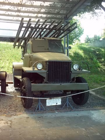 Xe tải Studebaker U6 của Mỹ có giá trung bình khoảng 1.700 USD cho mỗi chiếc. Quy theo thời giá hiện giờ, mỗi chiếc xe tải này sẽ có giá khoảng gần 30.000 USD, tương đương với giá của một chiếc xe tải Mitsubishi loại 4,5 tấn ở Việt Nam. Nguồn ảnh: Knowled.