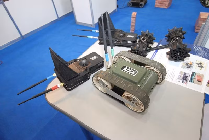 Mẫu robot trinh sát siêu nhỏ Yule-H. Nó được chế tạo cho mục đích đột nhập các khu vực được bảo vệ kỹ càng, các căn cứ, hầm ngầm trong lòng đất. Kích thước nhỏ gọn cho phép nó luồn qua các khe cửa, ô thông gió để trinh sát bên trong. Ảnh: Arms Expo
