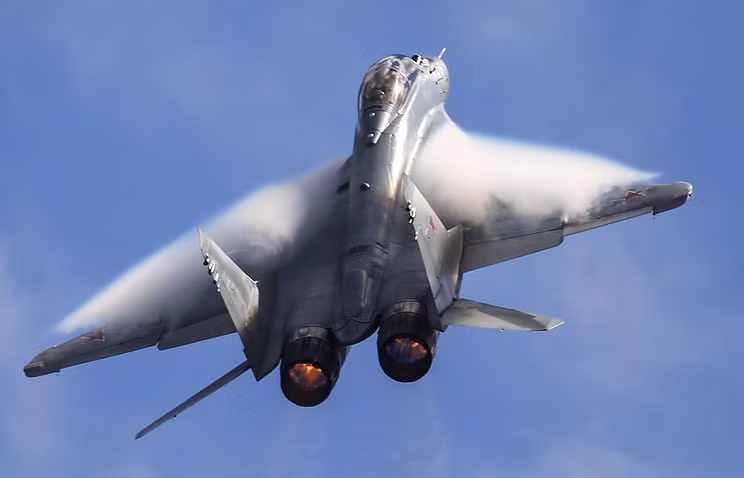 Đối với máy bay tiêm kích chiến đấu Mig-35, đã phát triển tổ hợp các giải pháp kỹ thuật và công nghệ. Trên máy bay có thể được bổ sung thùng nhiên liệu bên dưới cánh và bụng máy bay cùng thùng chứa PAZ-MK để tiếp nhiên liệu máy bay khác. Nguồn ảnh: Tass