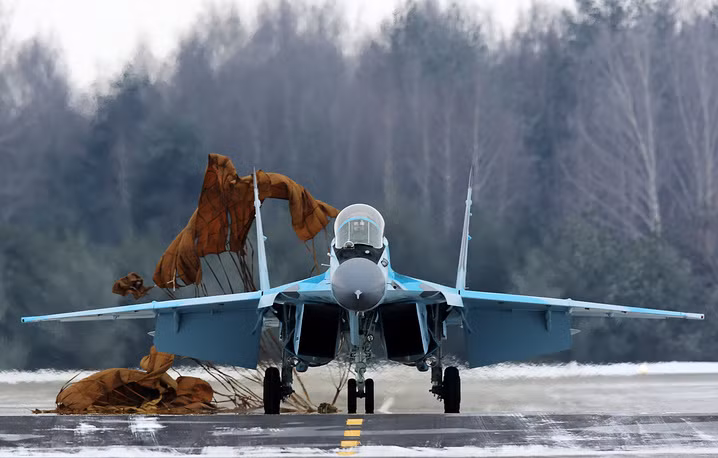 Các thiết kế của 35 dựa trên các giải pháp đã từng áp dụng trên các máy bay MiG-29K/KUB và MiG-29M/M2. Trong đó tăng cường tải trọng vũ khí trên 9 giá treo ngoài, mở rộng khoang chứa nhiên liệu, bổ sung hệ thống nạp nhiêu liệu trên không, trong trường hợp cần thiết có thể sử dụng như máy bay tiếp nhiên liệu trên không. Nguồn ảnh: Tass