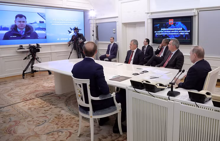 Sau khi chứng kiến màn thể hiện rất xuất sắc của MiG-35, Tổng thống Nga Putin đã phát biểu: “Đây thực sự là một cỗ máy thú vị và độc đáo. Và tôi rất hy vọng rằng, quân đội của chúng ta sẽ được tăng cường sức mạnh lên rất nhiều với máy bay này”. Nguồn ảnh: Tass