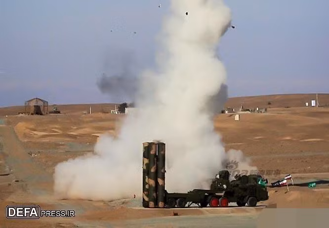 Tên lửa S-300PMU2 lao vút lên bầu trời để lại luồng khói trắng nghi ngút từ ống xã của tên lửa. Đạn tên lửa của S-300PMU2 có thể tiêu diệt mục tiêu ở cự ly tới 200 km. Ảnh: DEFA Press