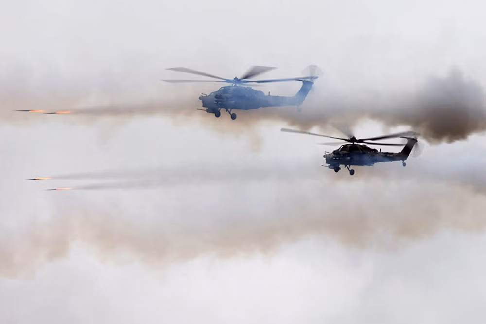Hình ảnh trực thăng tấn công Mi-28N phóng loạt rocket chi viện hỏa lực hỗ trợ cho các mũi tiến công trên mặt đất. Ảnh: Bộ Quốc phòng Nga.