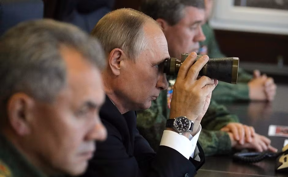 Trước Zapad-2017, châu Âu đã đưa ra rất nhiều lời đề nghị hấp dẫn cho Moscow để hủy bỏ cuộc tập trận này, nhưng nước Nga kiên quyết từ chối bởi họ hiểu rõ giá trị lời hứa của châu Âu nó như thế nào. Hình ảnh Tổng thống Nga Vladimir Putin (người cầm ống nhòm) trực tiếp thị sát địa điểm diễn tập ở Leningrad. Ảnh: Bộ Quốc phòng Nga.