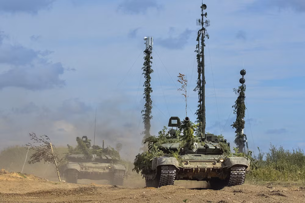 Biên đội 2 chiếc xe tăng T-72B3 mod 2016 cơ động chiến thuật trên chiến trường. Cuộc tập trận Zapad-2017 được chia thành 2 giai đoạn, một từ 14-16/9 và hai là từ 17-20/9, trong đó giai đoạn II với kịch bản lực lượng liên quân Nga - Belarus đẩy lui hành động quân sự gây nguy hiểm cho 2 nước. Ảnh: Bộ Quốc phòng Nga.