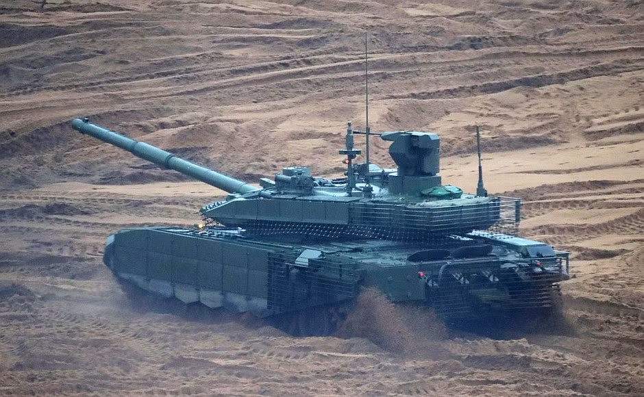 Siêu tăng T-90M "Proryv-3" lần đầu được điều động tham gia cuộc diễn tập thực binh. T-90M là phương tiện chiến đấu bọc thép hiện đại nhất của Quân đội Nga hiện nay nó chỉ đứng ngay sau siêu tăng T-14 Armata. Ảnh: Bộ Quốc phòng Nga.