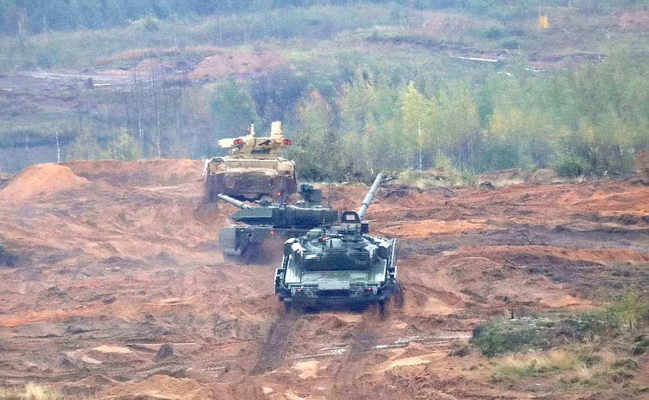 Xe chiến đấu hỗ trợ xe tăng BMPT-72, còn gọi là Kẻ hủy diệt 2 dẫn đầu biên đội chiến đấu bọc thép, theo sau là siêu tăng T-90M và cuối cùng là xe tăng chiến đấu chủ lực T-80BVM. Ảnh: Bộ Quốc phòng Nga.