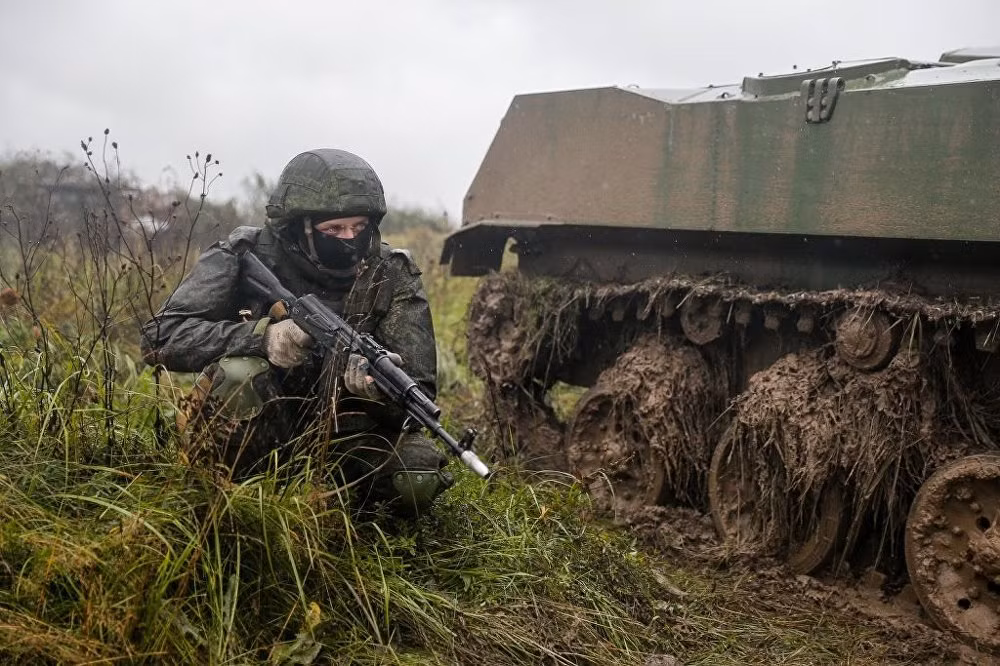 Chính một phần nội dung của cuộc tập trận Zapad-2017 đã nói lên được điều này, khi các binh sĩ Nga-Belarus thực hành một loạt các bài diễn tập chống phá hoại ngầm và các nhóm vũ trang ly khai được hoạt động dọc biên giới nước Nga-Belarus được các quốc gia thù địch hổ trợ. Ảnh: Bộ Quốc phòng Nga.