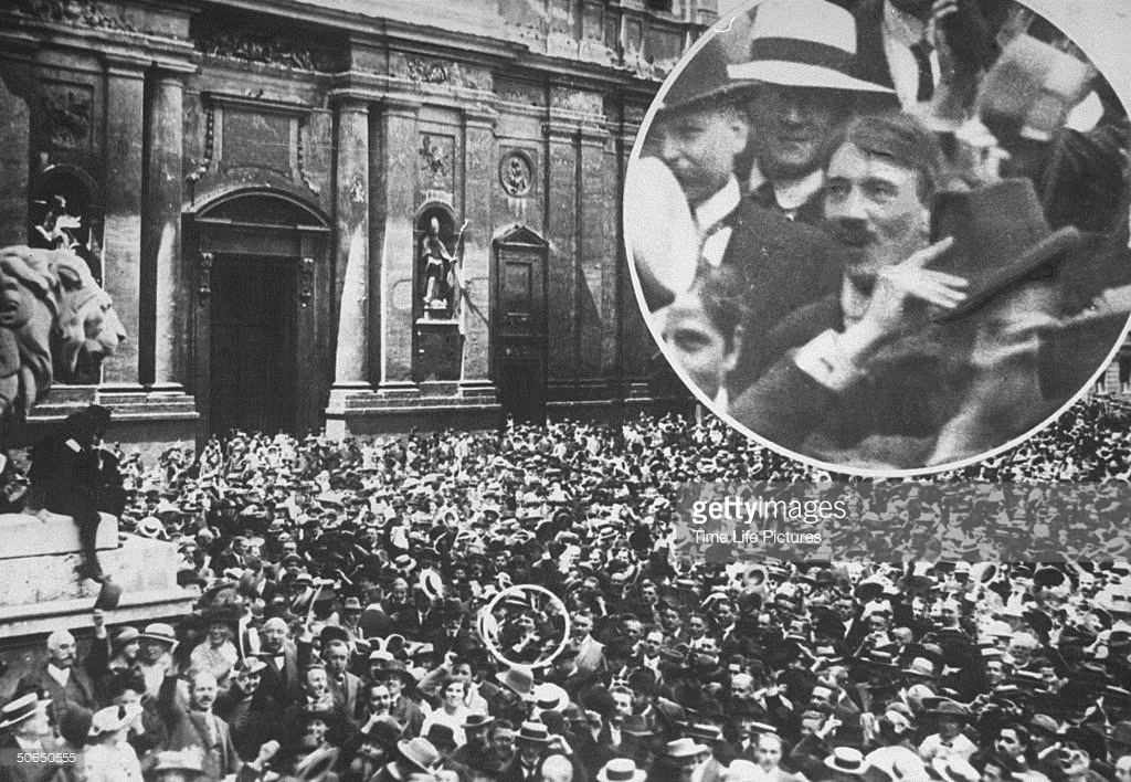 Những chiến công của Hitler trong thế chiến thứ nhất không phải là ít, ông đã có mặt ở những trận địa ác liệt nhất của cuộc chiến và thực hiện những nhiệm vụ nguy hiểm nhất với sự liều lĩnh và can đảm nhất của một người lính. Nhiều tài liệu còn ghi lại việc Hitler không có mặt nạ phòng độc chạy băng qua làn khói độc được quân Anh thả ra để mang theo tài liệu liên lạc mặc dù đã nhận được lệnh ở yên tại chiến hào. Ảnh: Hình ảnh được cho là của Hitler tại điểm đăng kí nhập ngũ ở Đức trước khi chiến tranh nổ ra. Nguồn ảnh: Gettyimg.