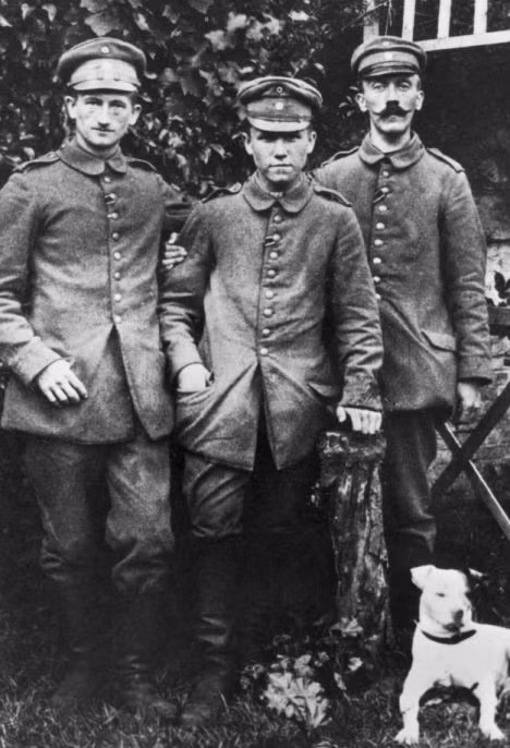 Trong cuộc chiến tranh thế giới lần thứ nhất, lần đầu tiên trong đời Hitler được chứng kiến sức mạnh kinh hoàng của các loại xe tăng. Đây cũng là lần đầu tiên các loại xe tăng bọc thép được đưa ra chiến trường và nhiều sử gia cho rằng chính nỗi khiếp sợ với những chiếc xe tăng của quân Anh trong chiến tranh thế giới thứ nhất đã khiến cho Hitler điên cuồng đòi Quân đội Đức phải phát triển các loại xe tăng hạng nặng trong chiến tranh thế giới thứ hai. Ảnh: Hitler ngoài cùng bên phải. Nguồn ảnh: Dailymail.