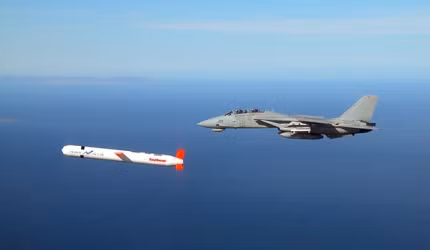 Tên lửa Tomahawk sử dụng nhiên liệu lỏng, có khả năng bay trong mọi loại thời tiết và có tốc độ cận âm, khoảng 890 km/h, tốc độ chậm giúp nó có khả năng bay chính xác hơn so với các loại tên lửa có tốc độ cao ngày nay. Nguồn ảnh: Naval.