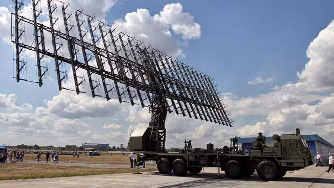 Còn đối với radar chuyên bắt máy bay tàng hình Nebo-M của Nga có thể phát hiện mục tiêu với EPR 0,1 m² ở khoảng cách 600-650 km, và 0,01 m² tầm 300-350 km. Nguồn ảnh: RT