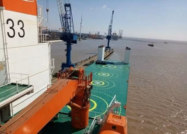 Trung Quốc đưa vào sử dụng tàu dock 5 vạn tấn Trung Quoc dua vao su dung tau dock 5 van tan