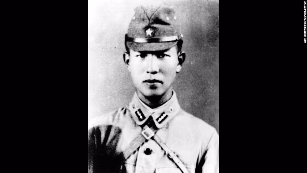 Onoda Hiro sinh năm 1922 trong một gia đình có truyền thống Samurai lâu đời. Mặc dù khi ông ra đời nước Nhật đã phát triển theo hướng hiện đại và việc để tóc dài, mặc giáp Samurai ra đường đã bị cấm nhưng tinh thần võ sĩ vẫn chảy trong huyết quản của cậu bé này ngay từ nhỏ. Ông chính là người lính Nhật cuối cùng đầu hàng 30 năm sau khi CTTG 2 kết thúc. Nguồn ảnh: CNN.