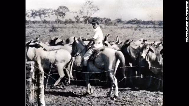 Tổng thống Philippines lúc bấy giờ là Ferdinand Marcos đã ra lệnh ân xá cho Onoda với hành động khủng bố, ám sát giết hại chừng hơn 30 người trong đó có cả dân thường lẫn quân đội Philippines trong suốt thời gian ông cùng đồng đội lẩn trốn trên đảo Lubang. Onoda là người lính cuối cùng trong toán của ông còn sống sót thoát khỏi rừng rậm Philippines. Ông được coi là người lính cuối cùng của Quân đội Nhật Bản đầu hàng sau 29 năm kể từ khi chiến tranh thế giới thứ hai kết thúc. Nguồn ảnh: Lowyat.