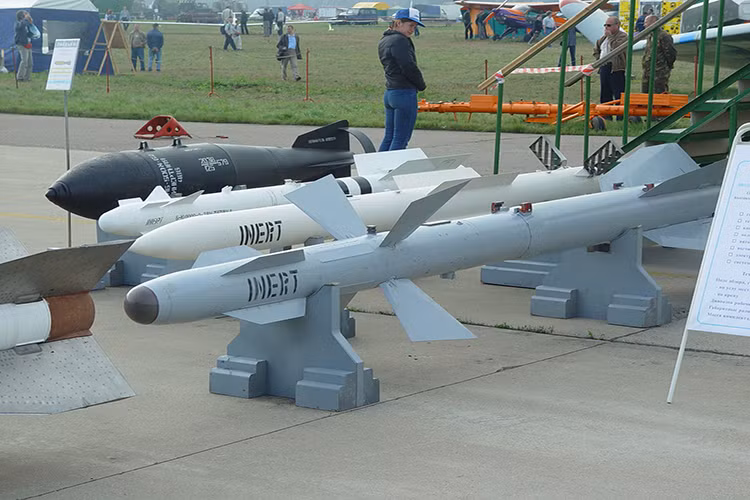 Theo Piotr Butowski, MiG-29SMT có thể mang thêm 2 tên lửa không đối không tầm trung R-27T, hoặc 2 R-27ER mở rộng tầm bắn và 6 tên lửa không đối không tầm trung RVV-AE (R-77), hoặc kết hợp 2 R-27 và 6 tên lửa không đối không tầm ngắn R-73. Nguồn ảnh: worldweapon.ru.