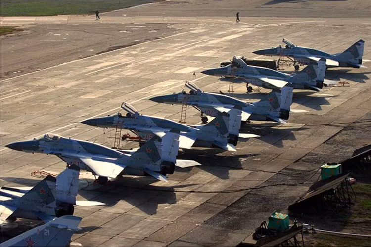 Không quân Nga đang có kế hoạch vận hành 44 tiêm kích MiG-29SMT, trong đó có 28 chiếc trả về Algeria. Trước đó, Algeria đã đặt hàng MiG-29SMT vào năm 2006, sau khi giao hàng được 16 chiếc, Algeria đơn phương hủy bỏ hợp đồng vì cho rằng các máy bay được giao không phải hàng mới. Nguồn ảnh: tehnorussia.su.