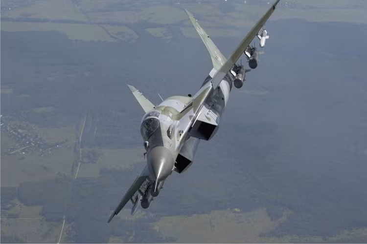 Máy bay có phạm vi hoạt động 1.800 km, lên đến 3.000 km với thùng nhiên liệu bổ sung. MiG-29SMT được trang bị 2 động cơ RD-33 nâng cấp cho hiệu suất hoạt động cao hơn. Động cơ cung cấp tốc độ tối đa 1.500 km/h ở độ cao thấp, 2.400 km/h ở độ cao lớn. Nguồn ảnh: tehnorussia.su.