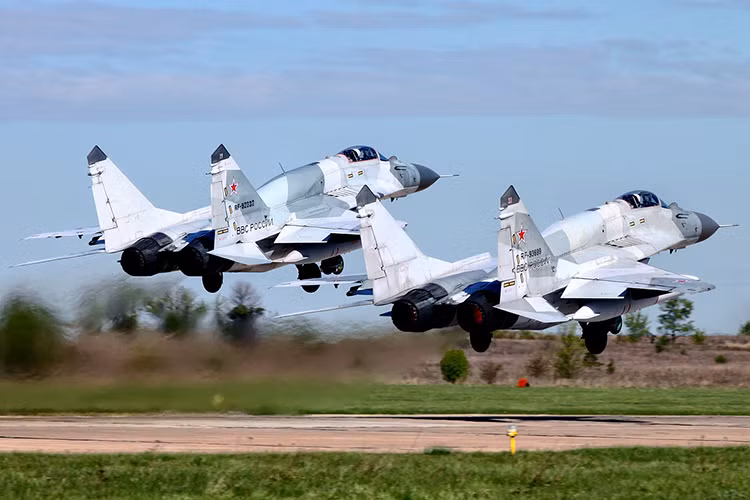 MiG-29SMT là phiên bản nâng cấp mới và hiện đại nhất từ MiG-29. Máy bay được bổ sung thêm thùng nhiên liệu đa giác CFT 950L và hệ thống tiếp nhiên liệu trên không nằm phía bên trái buồng lái. MiG-29SMT cũng được trang bị lại thiết bị điện tử bên trong buồng lái với 2 màn hình hiển thị MFI-10-6M đa chức năng và màn hình hiển thị HUD IKSh-1M. Nguồn ảnh: Pinterest.