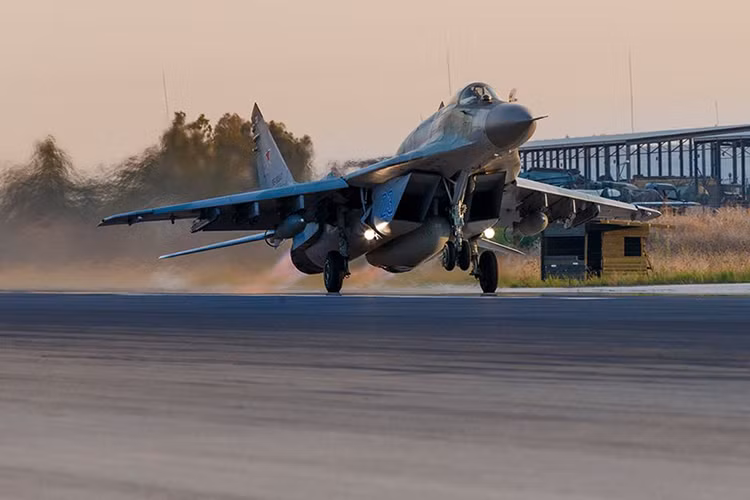 Theo Business Insider cho biết, Không quân Nga đã lần đầu triển khai một số tiêm kích MiG-29SMT đến căn cứ không quân Hmeymim, gần Latakia, phía tây Syria. Thông tin này được chính Bộ Quốc phòng Nga xác nhận trong một cuộc họp báo ngay tại căn cứ Hmeymim hôm 13/9 vừa rồi. Nguồn ảnh: Bộ Quốc phòng Nga.