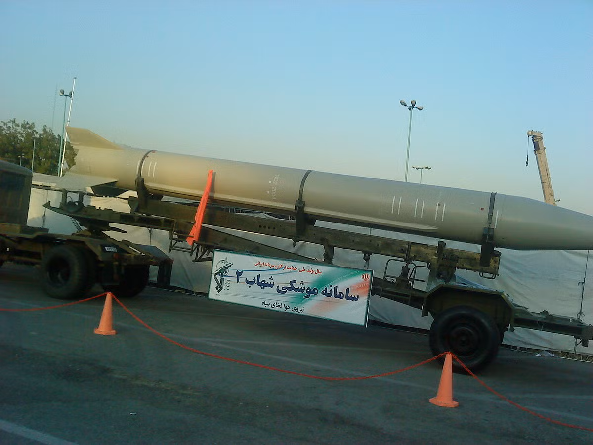 Theo đó tên lửa đạn đạo Shahab-2 của Iran được cho là một phiên bản phát triển từ tên lửa đạn đạo Hwasong-6 của Triều Tiên. Tên lửa này có tầm bắn khoảng 500 km. Nó được trang bị công nghệ dẫn hướng khá hiện đại và có thể đánh trúng mục tiêu với sai số khoảng 50 m. Ảnh: Wikipedia.