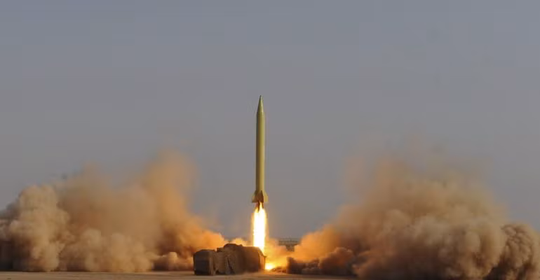 Từ đó Iran tiếp tục phát triển Shahab-3 một mẫu tên lửa đạn đạo tầm trung khác. Có nguồn tin nói rằng nó được phát triển dựa trên tên lửa Nodong-1 của Triều Tiên. Tên lửa có tầm bắn từ 1.280-1930 km. Tuy nhiên tên lửa này được cho là có sai số trượt mục tiêu khá lớn, khoảng 2.500 m. Ảnh: Wikipedia.