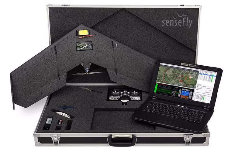Máy bay không người lái siêu nhẹ Swinglet CAM: Máy bay không người lái siêu nhẹ Swinglet CAM là sản phẩm của Công ty Sensefly/Thụy Điển, hiện đang có trong biên chế của Cục bản đồ/Bộ tổng Tham mưu Quân đội Nhân dân Việt Nam. Swinglet CAM được sử dụng chủ yếu vào các nhiệm vụ chụp ảnh, tuần tra, theo dõi, trinh sát trên không. Nguồn ảnh: Pinterest.